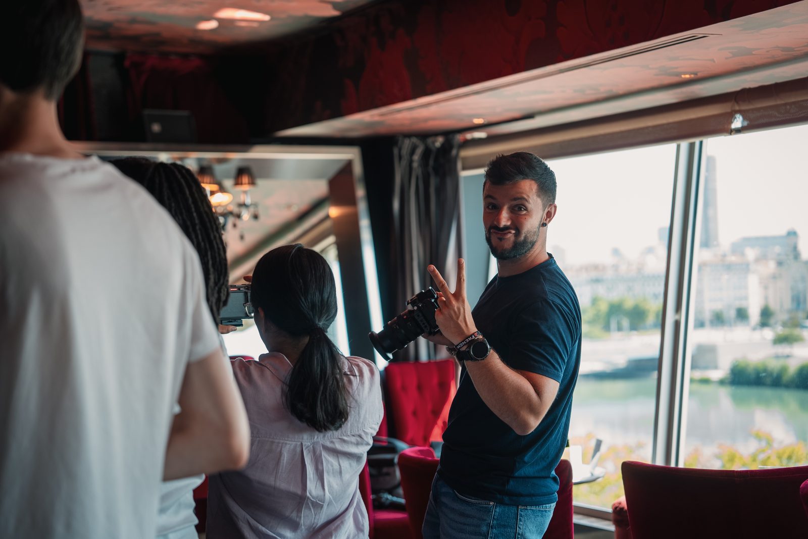 Moment de complicité sur un tournage avec vue sur Paris